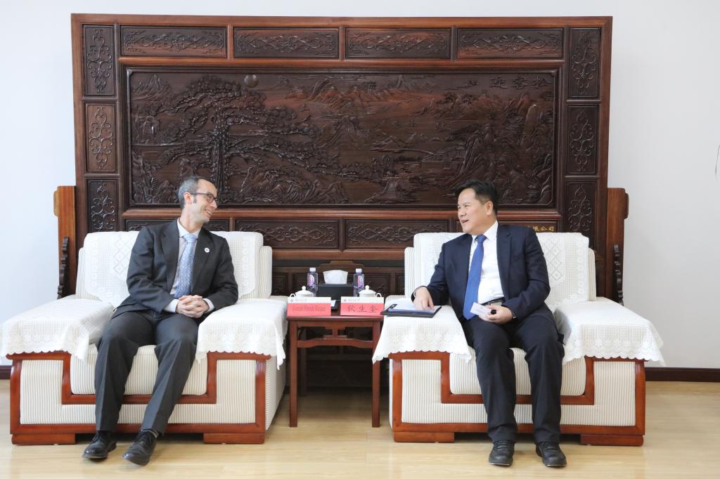 狄生奎会见塞维利亚大学孔子学院外方院长