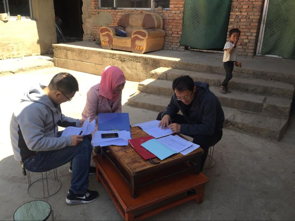 我校帮扶干部认真落实“一户一策”精准脱贫计划