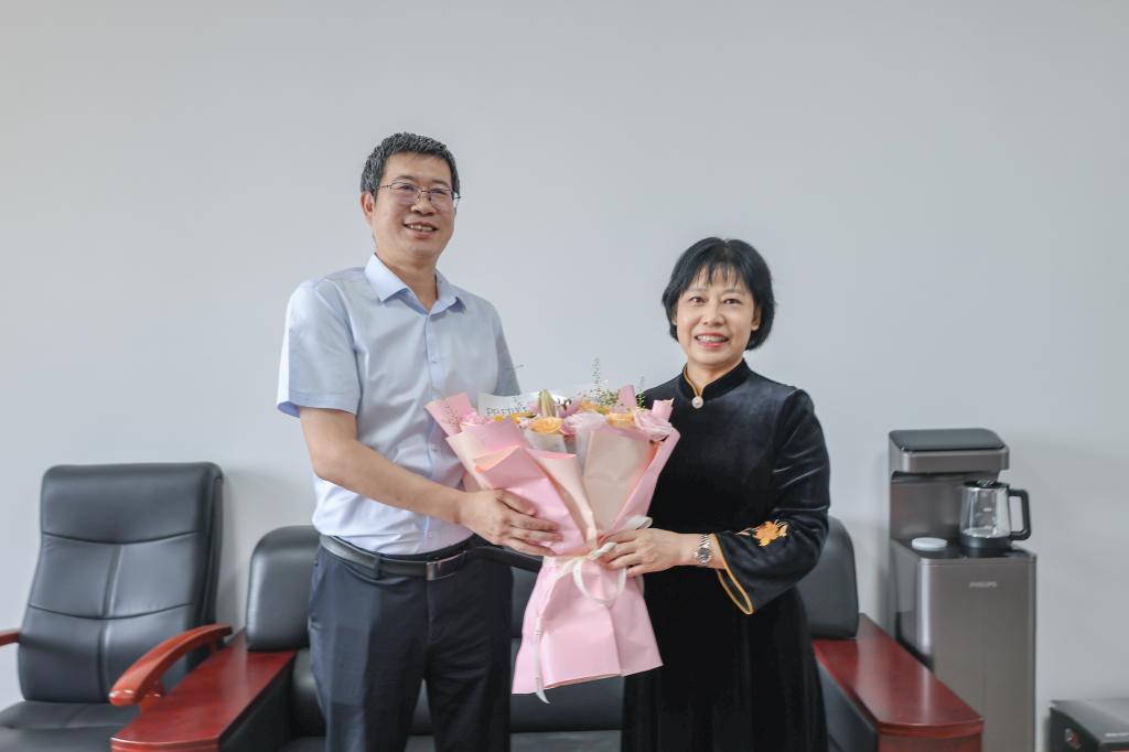 春华秋实育桃李 殷殷关怀暖师心——兰州交通大学开展2025年教师节慰问活动