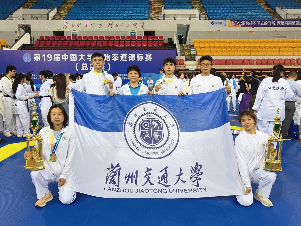 我校跆拳道队在中国大学生跆拳道总决赛上勇夺两金一银