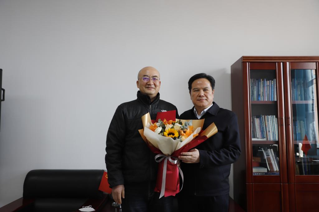 校党委书记狄生奎春节前夕走访慰问专家教授、离退休老同志和一线职工