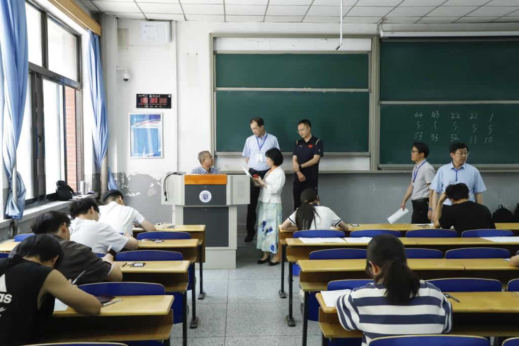 常务副校长聂磊巡视本科期末结课考试考场