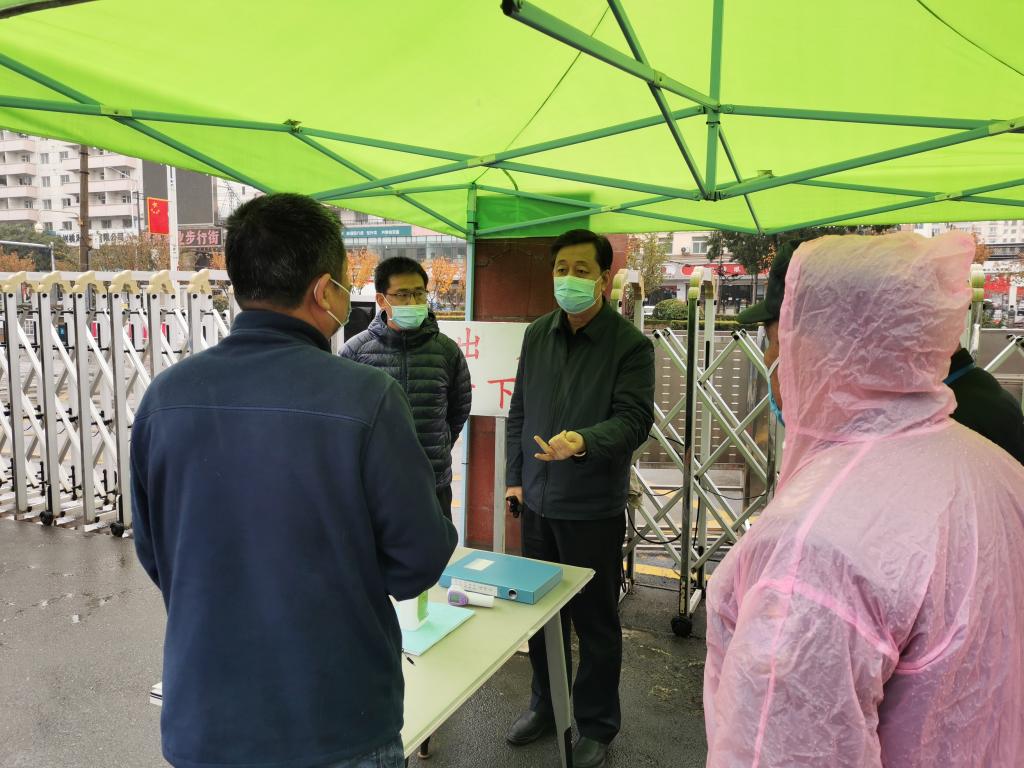 校领导深入疫情防控一线检查指导校园安全保卫工作