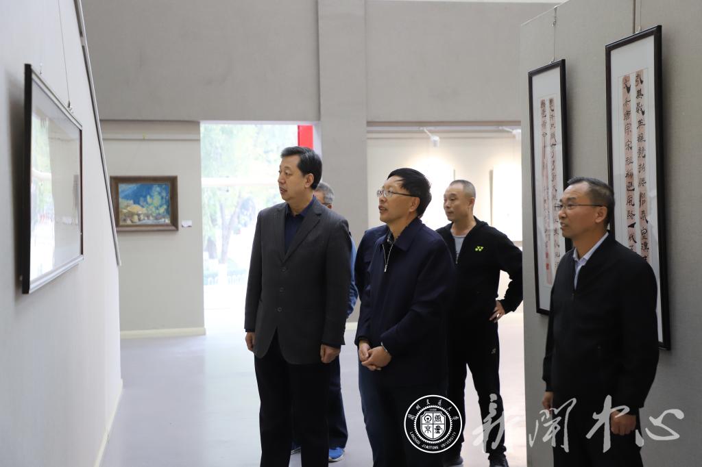 “感党恩，颂祖国”教职工书画摄影作品展开展