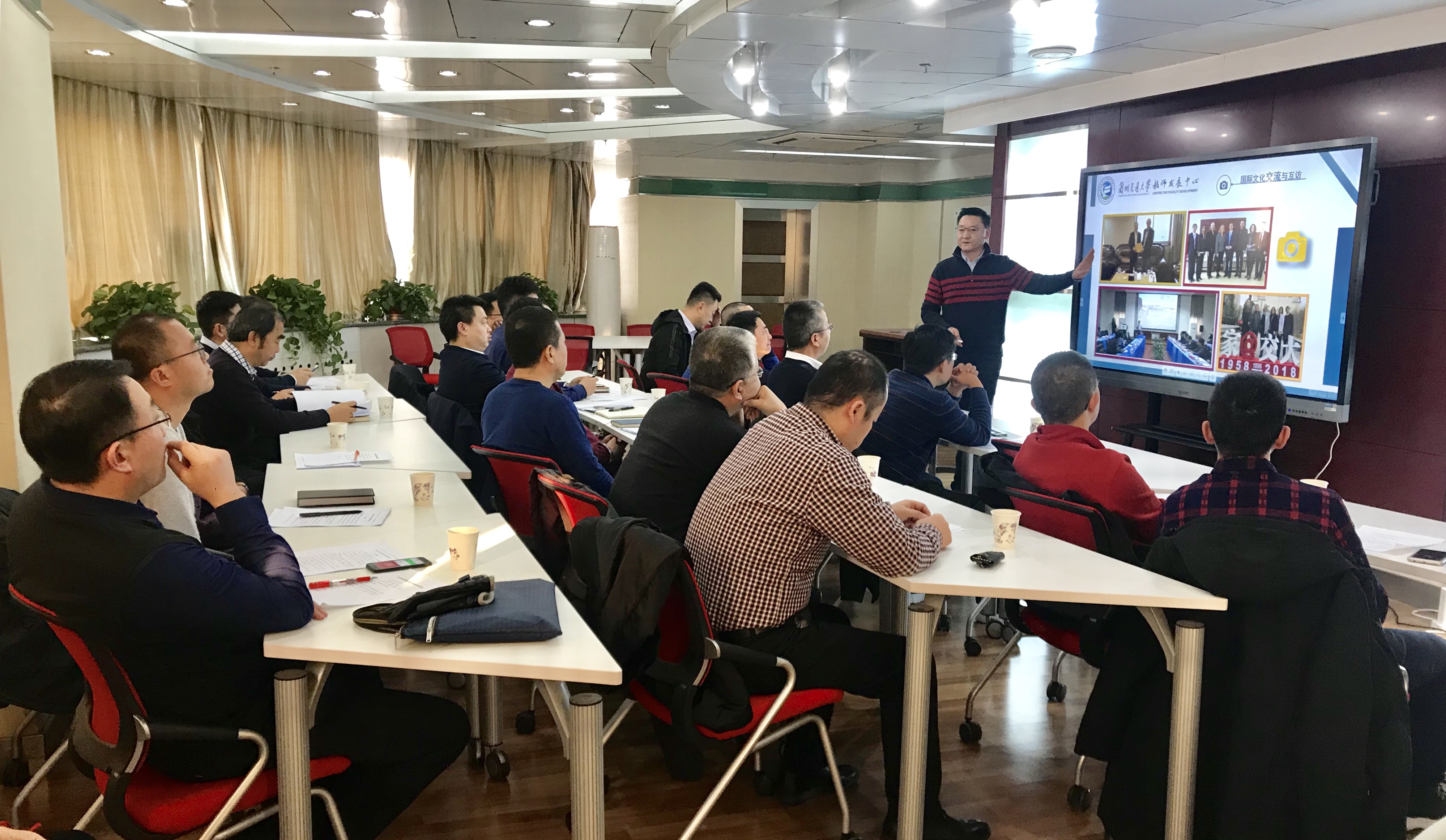 学校组织召开教师教育教学能力提升方案研讨会