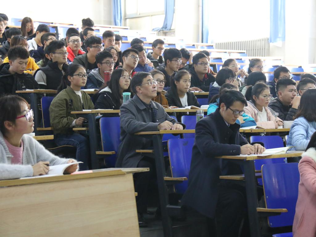 李引珍校长深入一线思政课堂听课