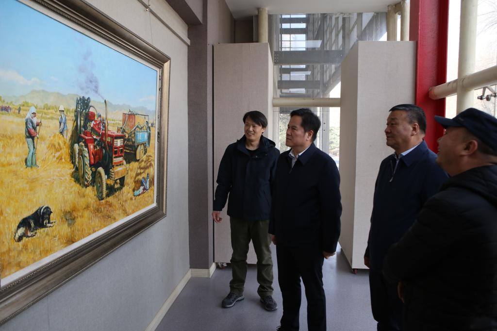 校党委书记狄生奎参观“艺苑撷珍——兰州交通大学教师美术作品展”