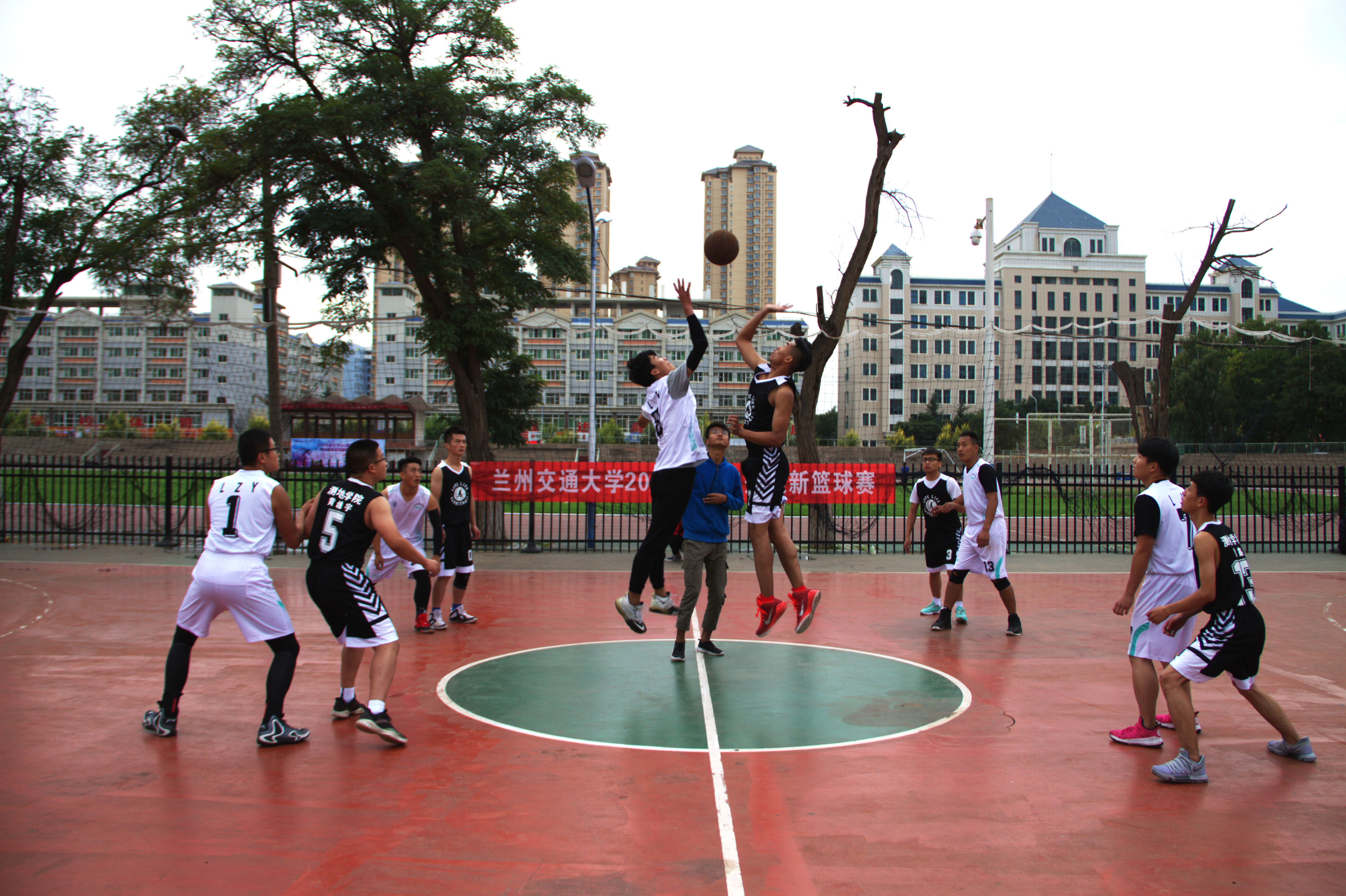 2018级研究生迎新篮球赛圆满落幕