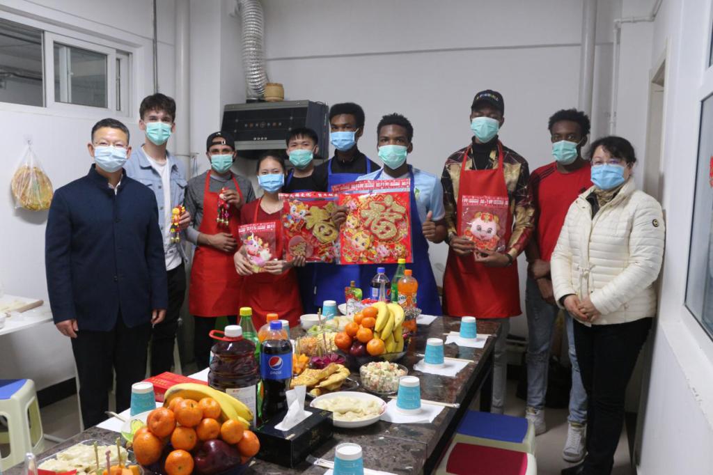 学校领导与留学生共度中国农历小年