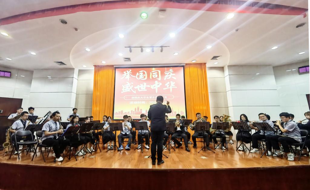 我校天佑管乐团举办“乐享盛世 礼赞今朝”迎国庆音乐分享会