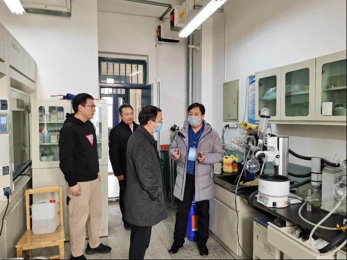 校领导检查实验室安全工作