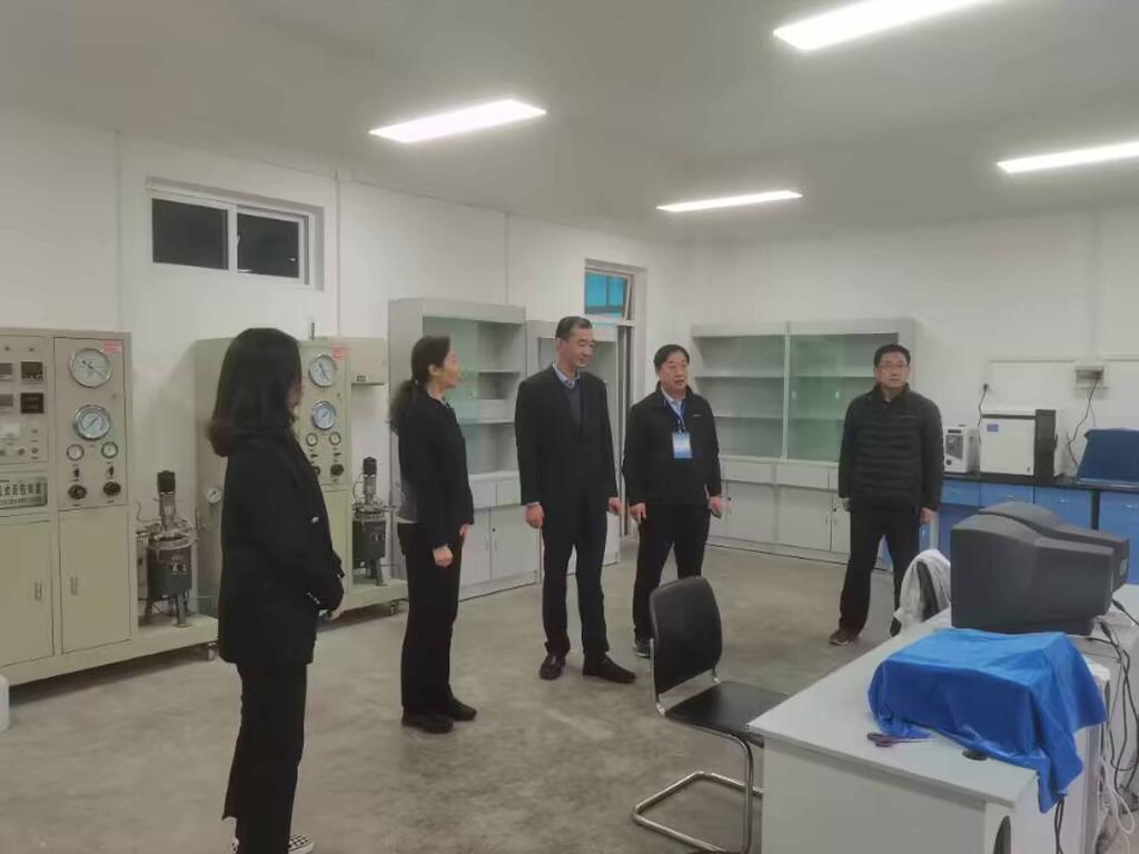 校领导带队检查学校实验室安全