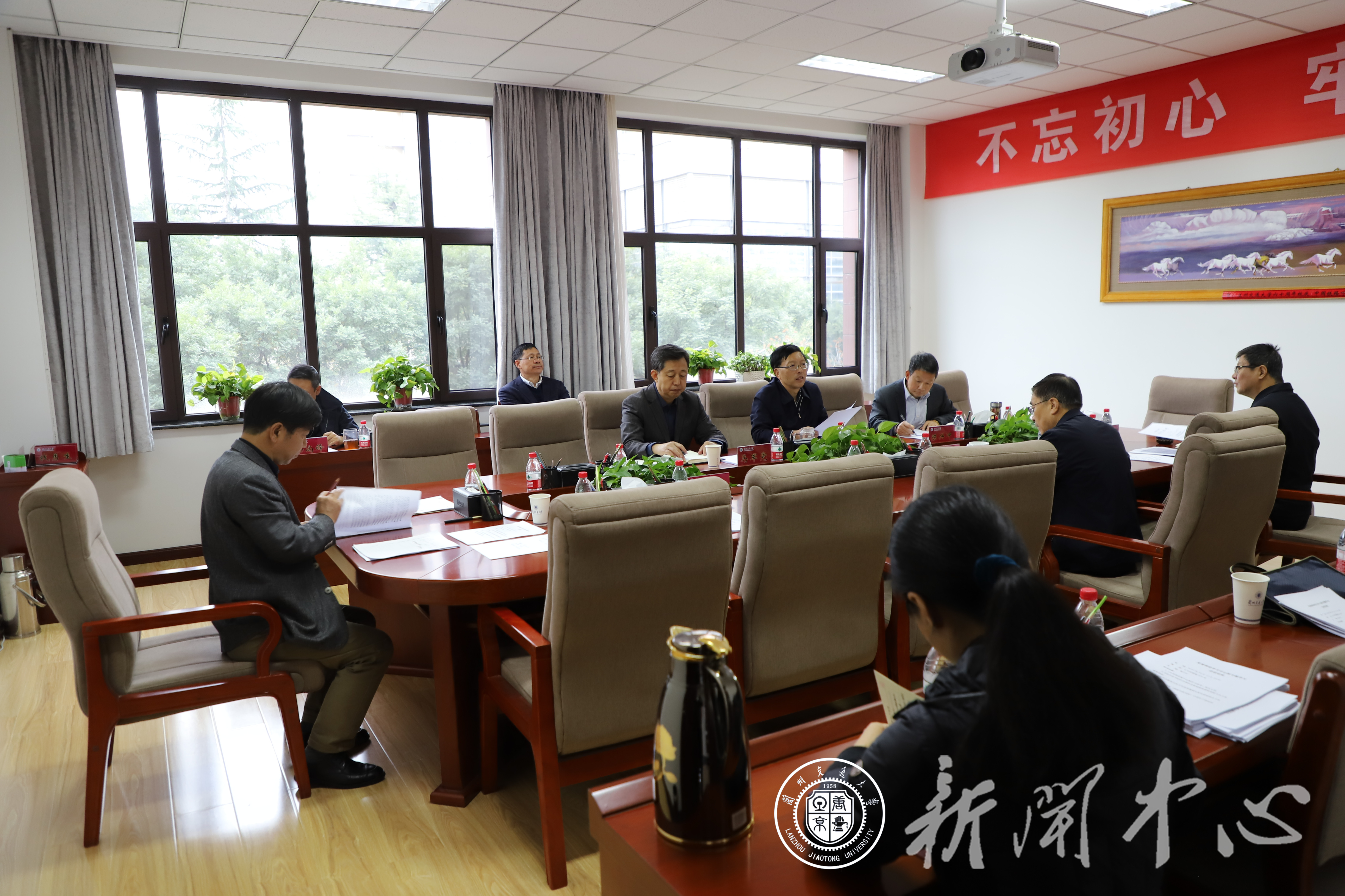 学校召开党委理论学习中心组专题学习会议