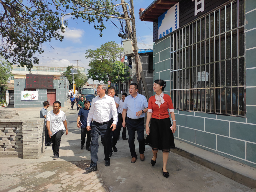 兰州市委书记李荣灿视察由我校提供技术支持的伏龙坪街道滑坡灾害监测示范项目