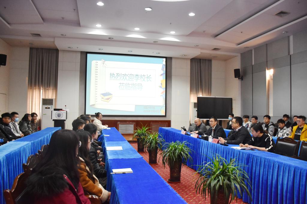 学校开展校领导联系班级工作