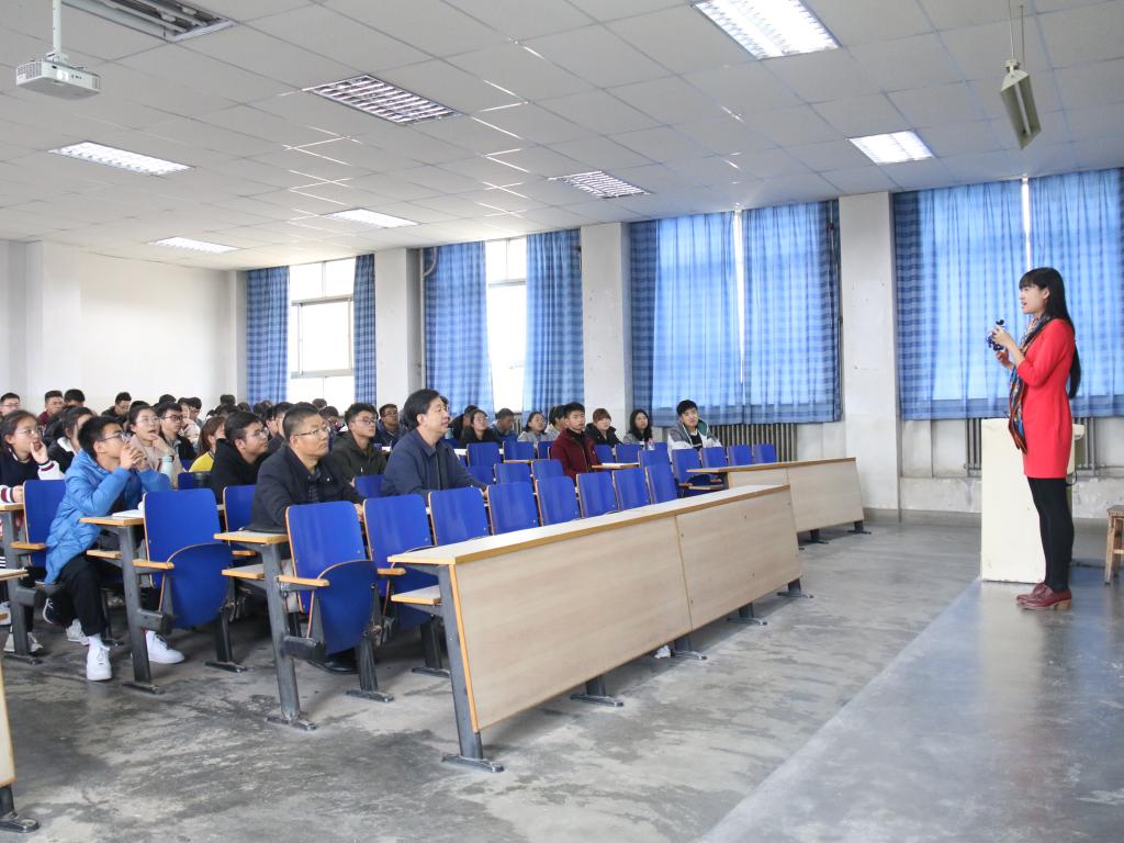 副校长马军党深入思政理论课课堂听课