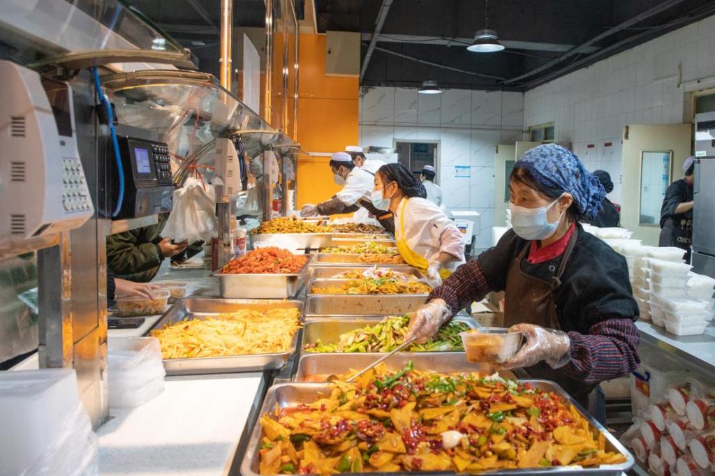 学校饮食中心全力守护疫情期间师生舌尖上的安全