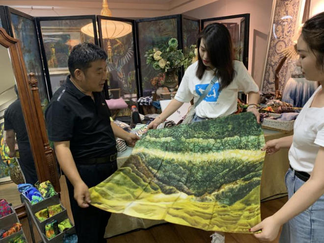 【大公报】丝路新名片 染缬古法重现