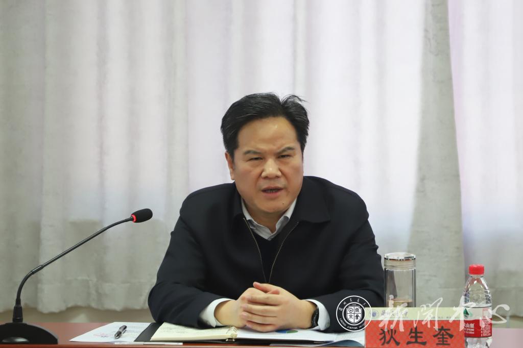 学校召开人才工作座谈会