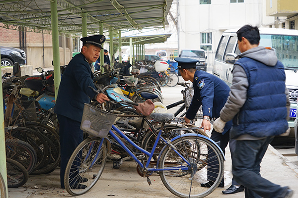 后勤集团公司联合保卫处开展家属区废弃自行车清理工作