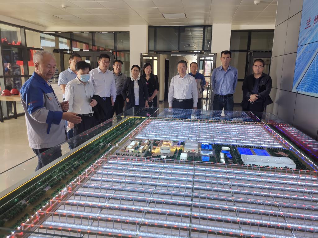 副校长党建武一行赴敦煌大成光热电站参加科技创新基地与教学实习基地揭牌仪式