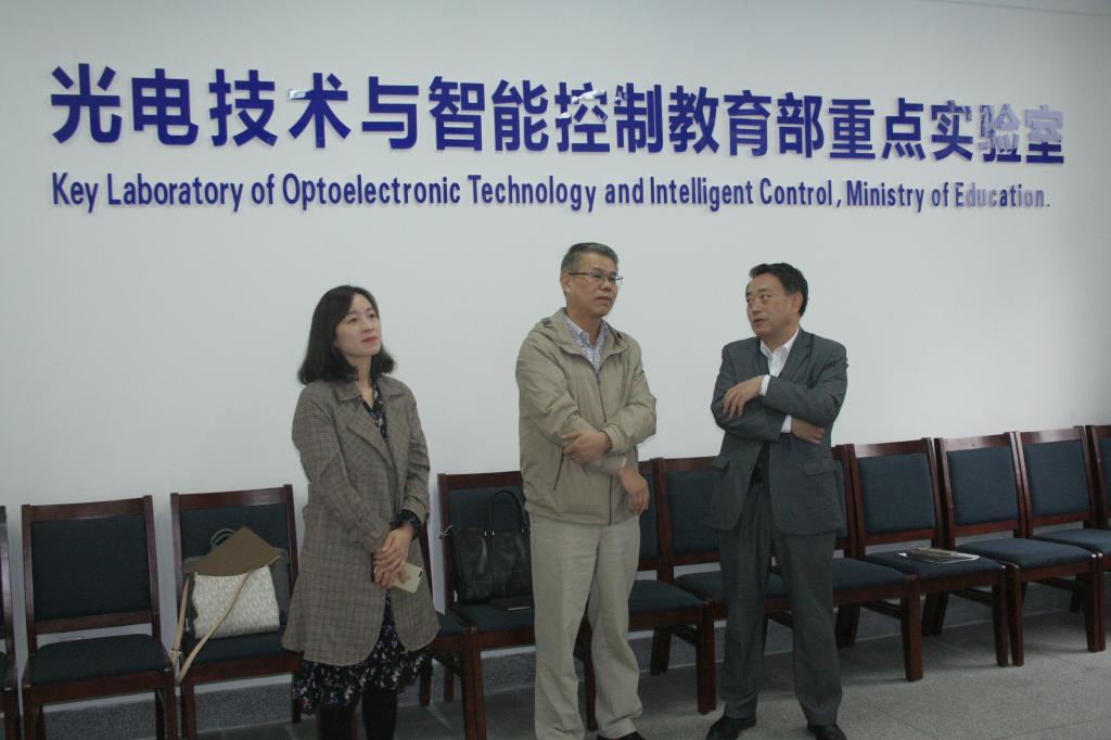 全国电磁屏蔽材料标准化技术委员会专家来访我校光电技术与智能控制教育部重点实验室