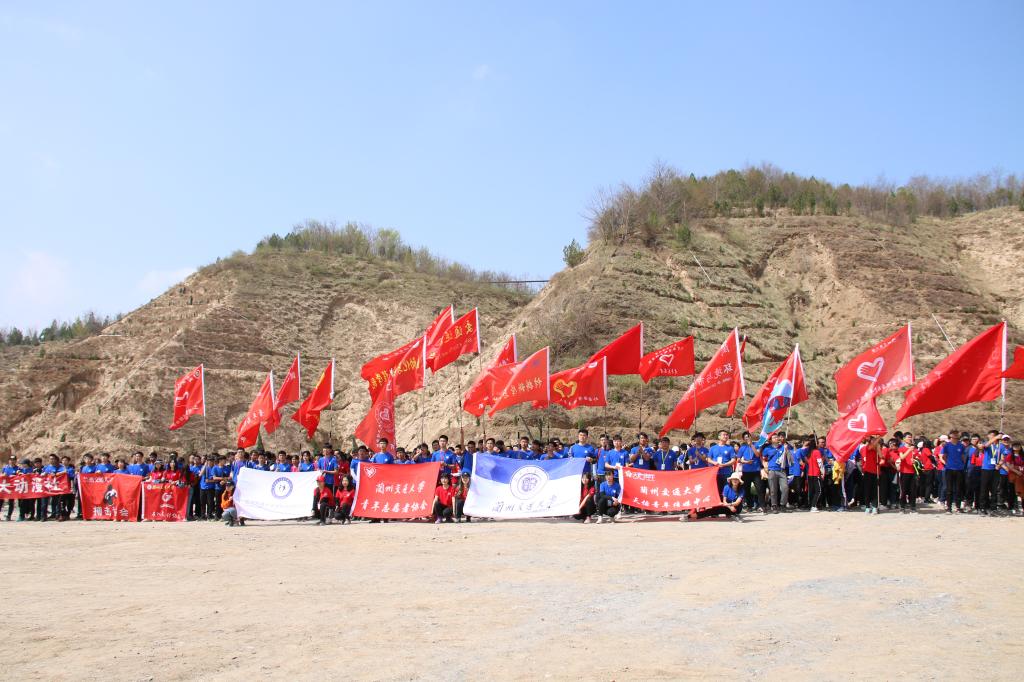 学校举行春季千人义务植树活动