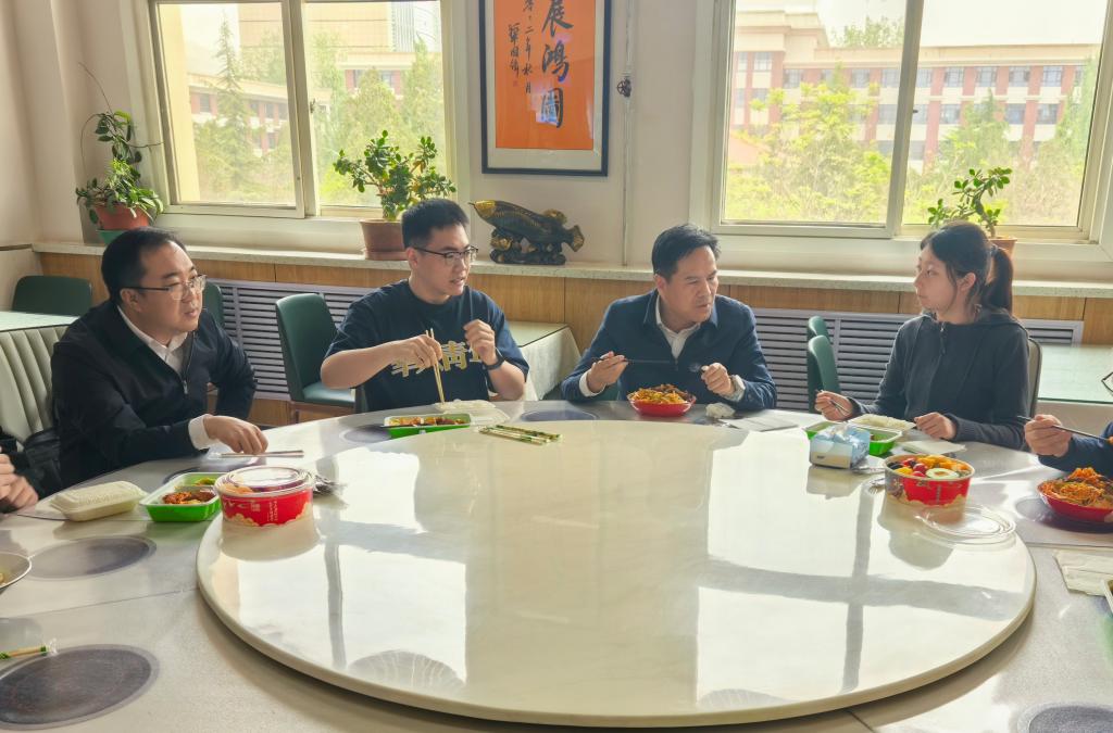 校党委书记狄生奎与青年学生代表开展午餐恳谈活动