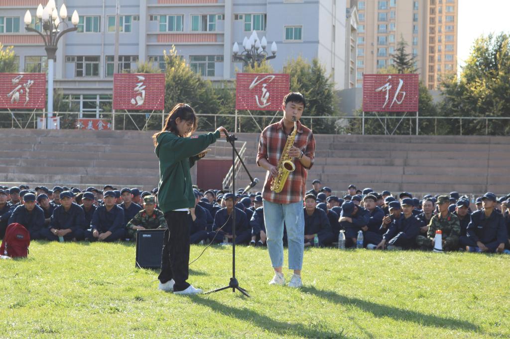 【军训进行时】我校大学生艺术团“文艺轻骑兵”进行军训慰问演出