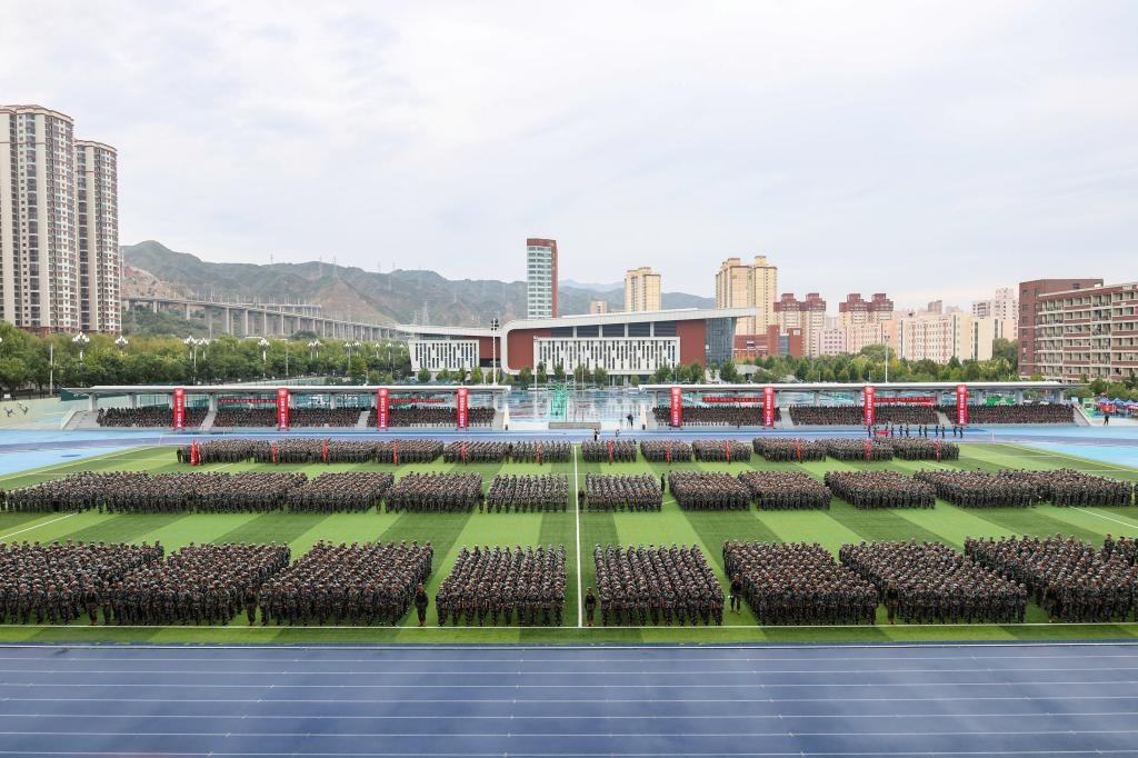 学校举行2026级新生军训结训会操暨总结表彰大会