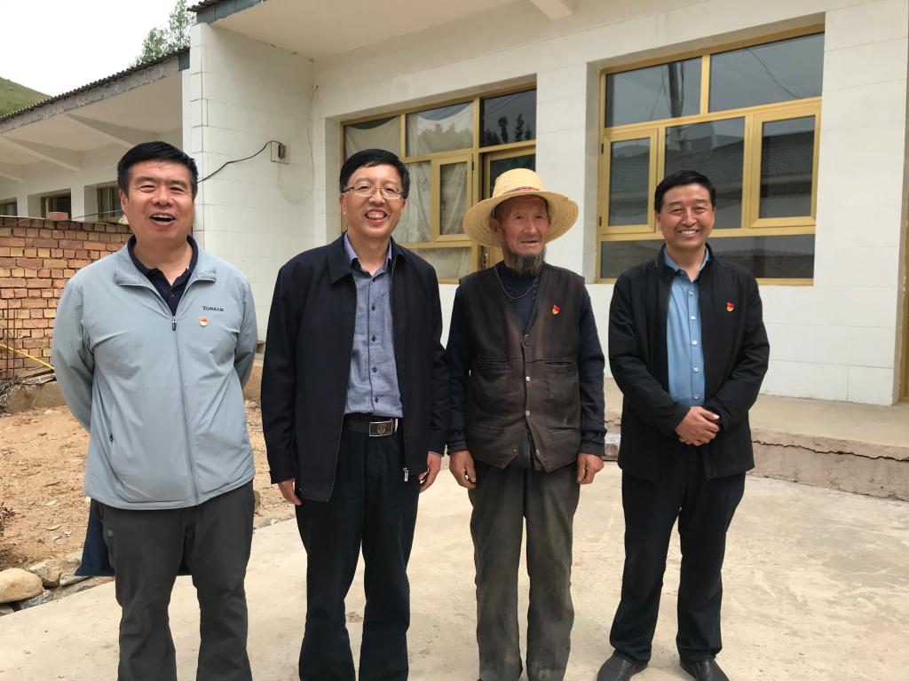 杨子江书记看望少数民族群众并考察我校非遗+扶贫工作