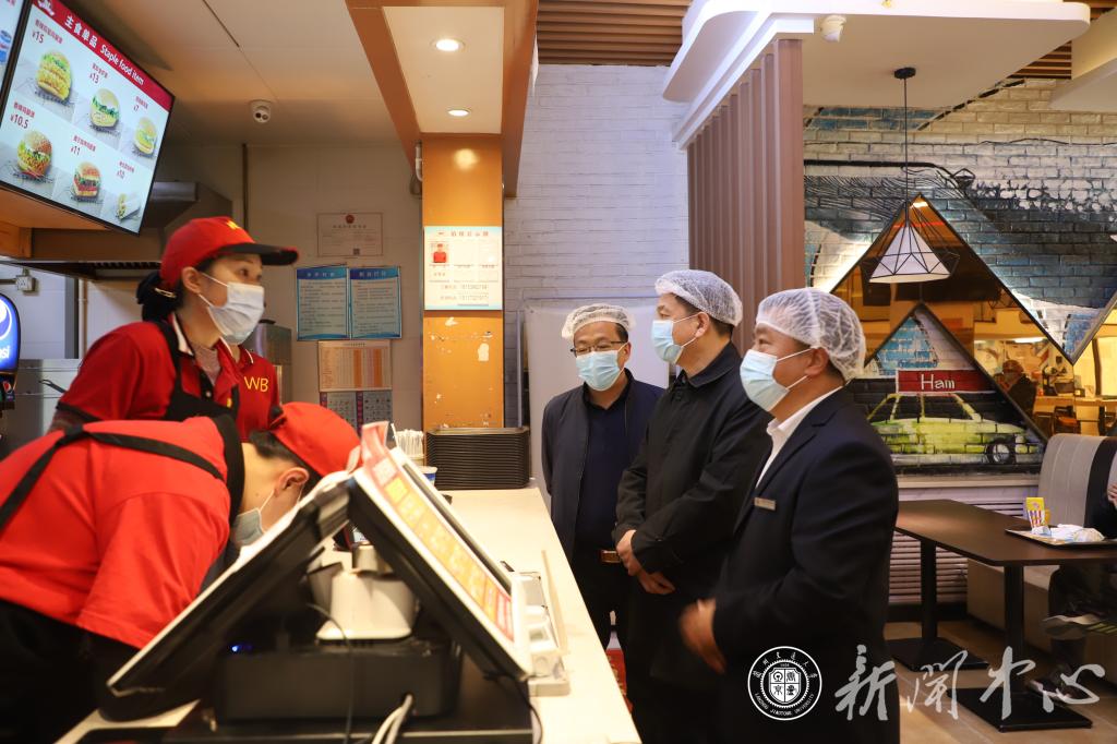 校领导检查学校食堂食品安全工作