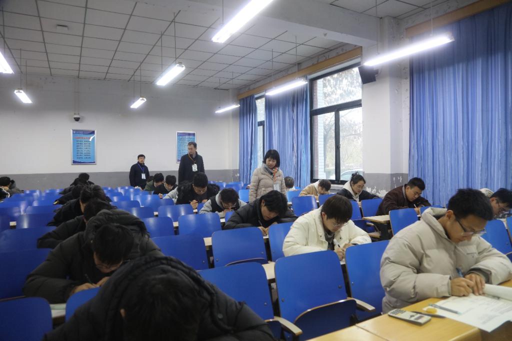 常务副校长聂磊巡视本科期末结课考试考场