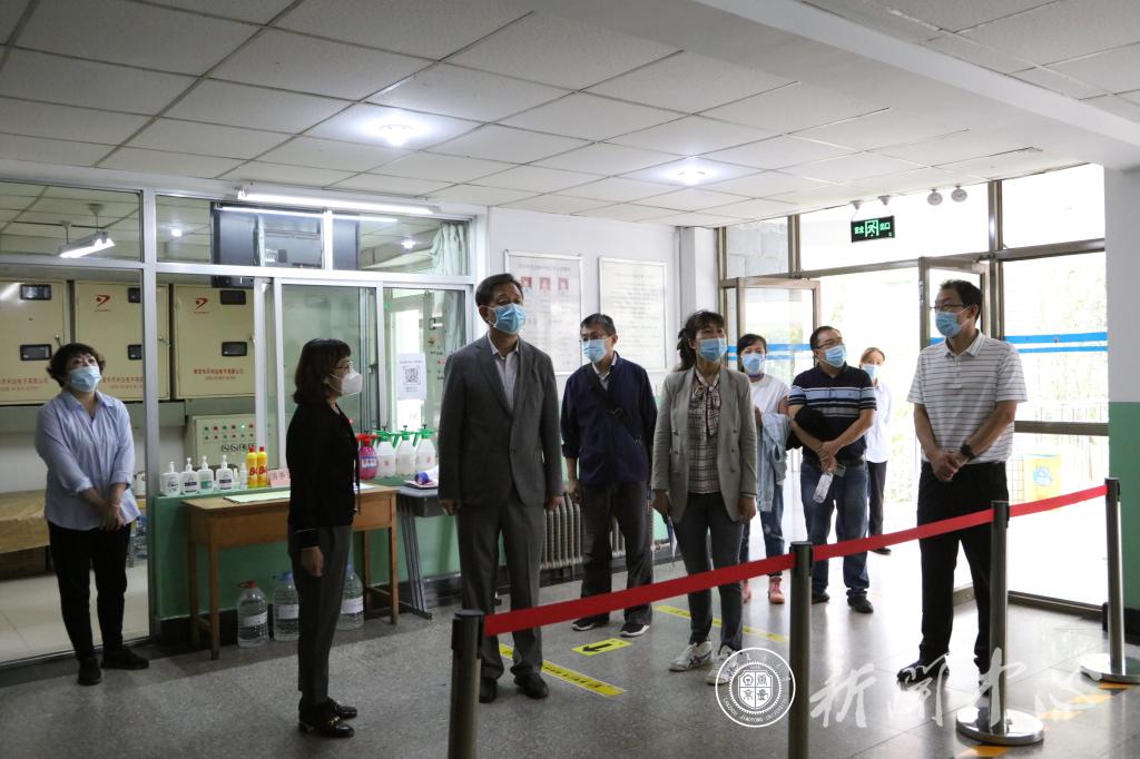 学校领导开展校园安全管理工作检查