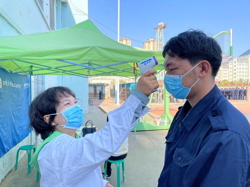 【军训进行时】战“训”不松劲   战“疫”不马虎——学校认真开展2021级新生军训防疫工作