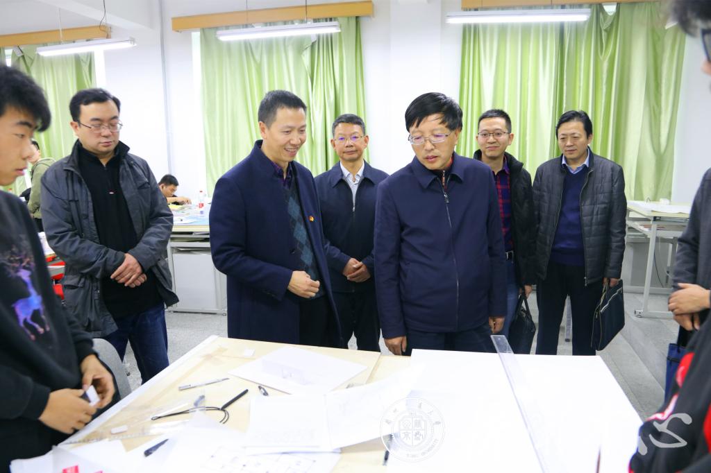 【主题教育】杨子江书记参观建筑学院学生优秀作品展