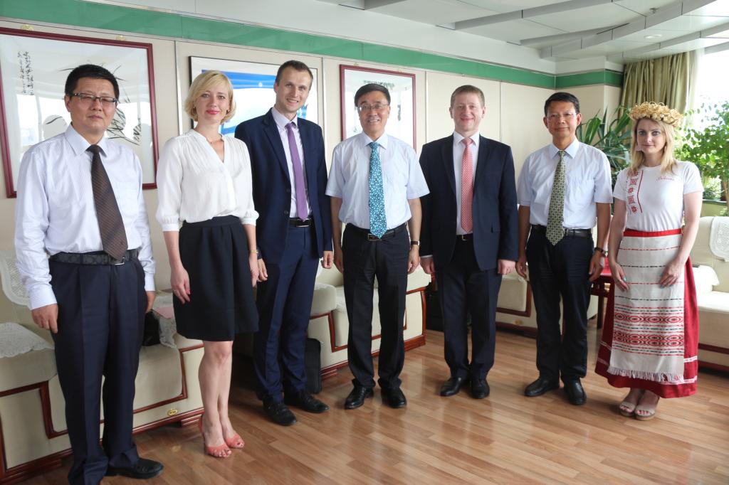 校长李引珍会见白罗斯代表团