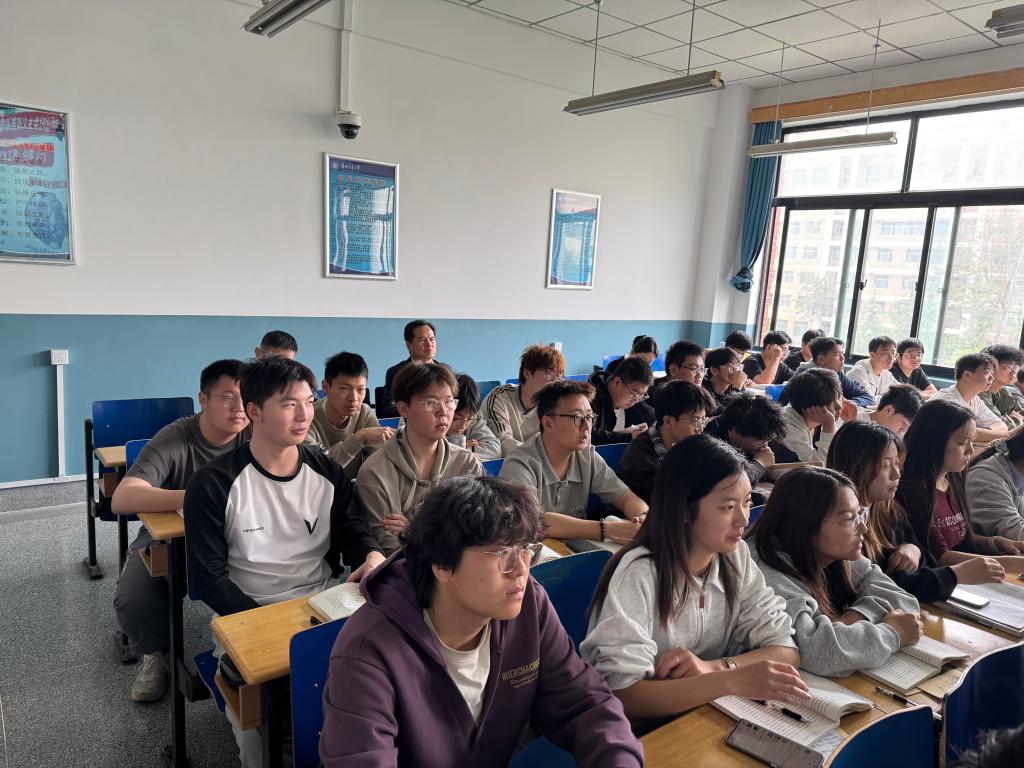 校党委书记狄生奎深入课堂听评思政课