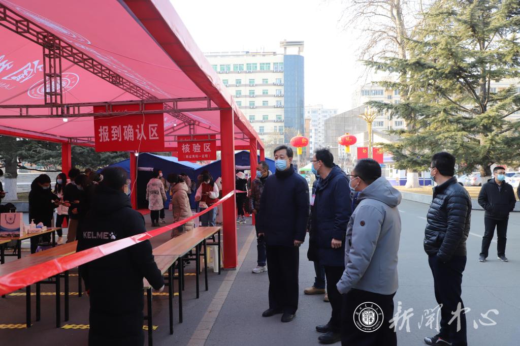 校领导检查春季学期开学返校报到工作