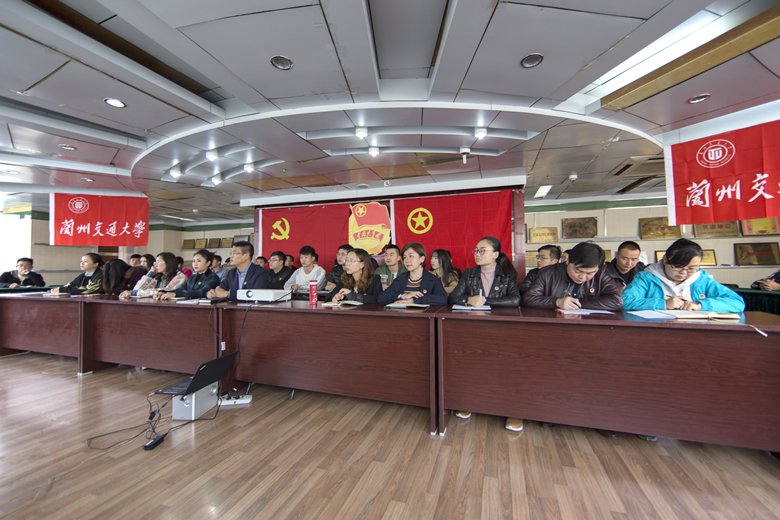 校团委组织团员干部和团员青年集中收看十九大直播