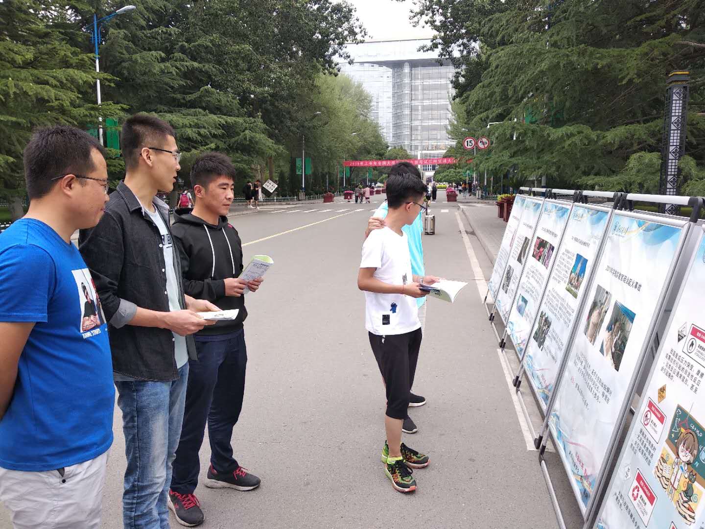 我校开展“全国安全宣传咨询日”实验室安全宣传咨询活动