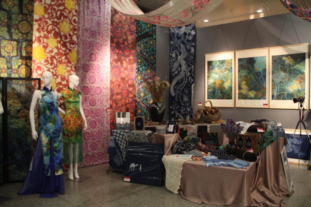 我校丝绸之路染缬研修班参与甘肃高校“中国非物质文化遗产传承人群研培计划”培训成果展