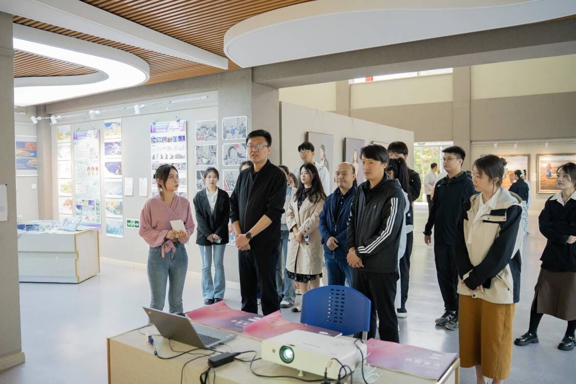 校领导参观艺术设计学院2023届研究生毕业作品展