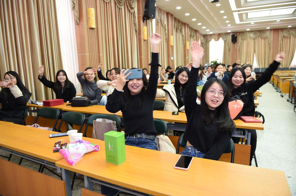 瀚宇之花盛开——文学与国际汉学院举办汉语国际教育硕士海外实习经验交流会