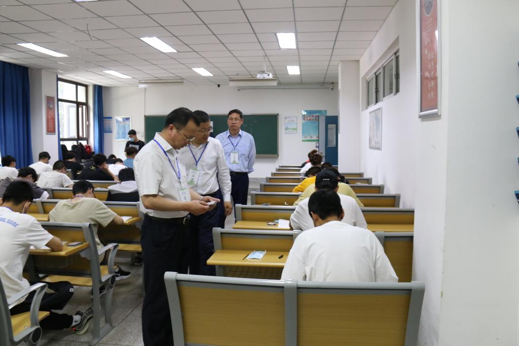 副校长刘振奎一行督查本科生线下复课及补考工作