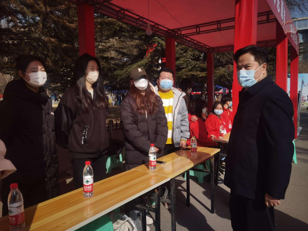 校党委书记狄生奎看望慰问春季学期返校学生