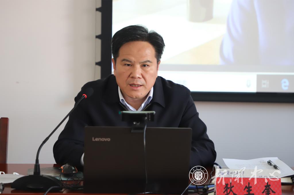 校党委理论学习中心组召开党的二十大精神学习会议