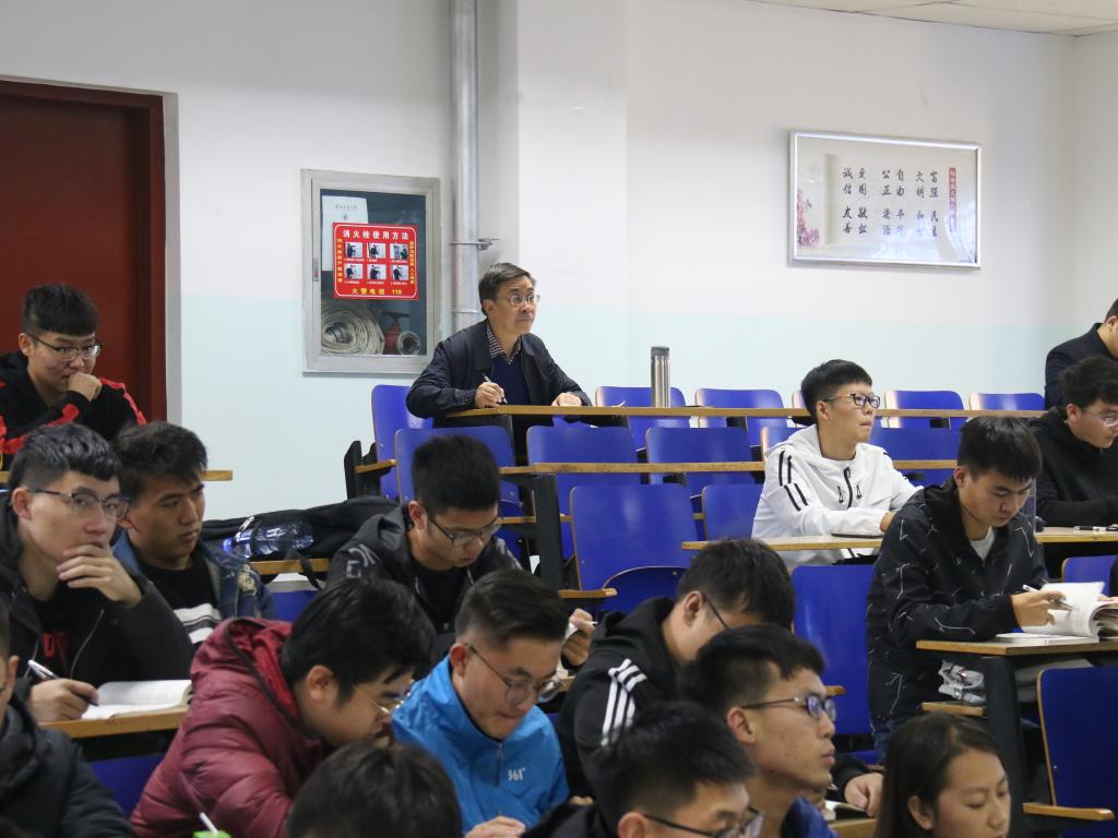 校长李引珍深入一线思政课堂听课