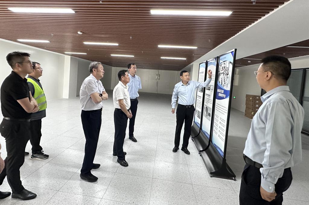 校党委书记狄生奎一行莅临检查指导笃行楼中翼实验室建设工作