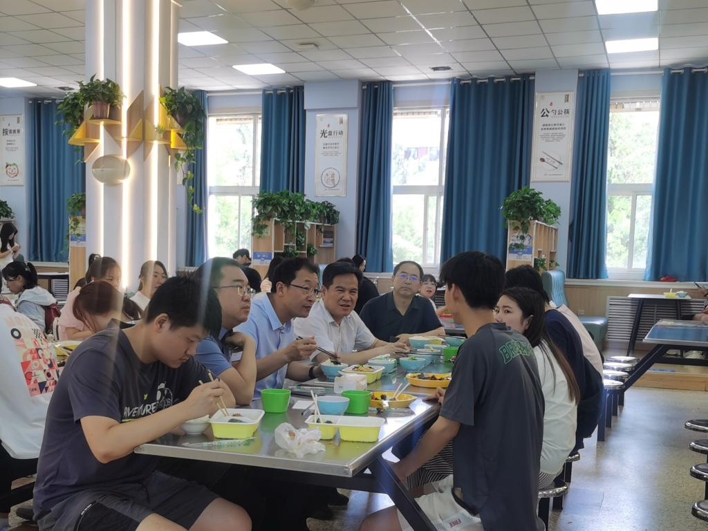 校党委书记狄生奎与学生共进午餐谈心交流